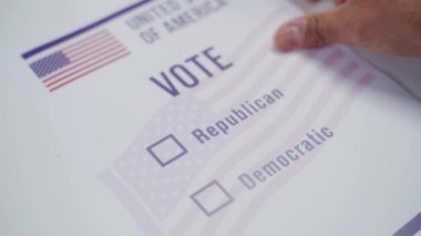 Anonim ABD vatandaşı sandık merkezinde Cumhuriyetçi Parti 'ye oy verdi. Oy verme kabininde afro-amerikan bir adam ilan veriyor. Birleşik Devletler 'de Ulusal Seçim Günü. Yurttaşlık görevi.
