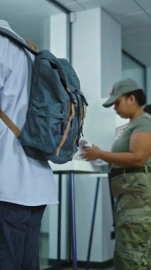 Çok ırklı Amerikan vatandaşlarının sandık merkezindeki kabinlerde oy kullanırken dikey çekimleri. Birleşik Devletler 'de Ulusal Seçim Günü. ABD başkan adaylarının siyasi ırkları. Yurttaşlık görevi