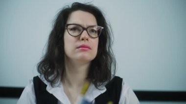 Kadın anket memuru oy kullanma merkezinde çalışıyor. Seçim görevlisi seçim sırasında kayıt masasında oturur, seçmenleri gözlemler. Amerika Birleşik Devletleri 'nde seçim günü. Vatandaşlık görevi ve demokrasi