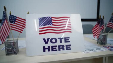 Amerika Birleşik Devletleri 'nde Ulusal Seçim Günü. Masanın üzerinde Amerikan bayrağı logosu olan bir imza, oy kullanma istasyonunda oy kullanma çağrısı. ABD başkan adaylarının siyasi yarışları.