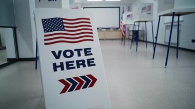 Oylama için Amerikan bayrağı logosunu imzalayın. Oy kullanma merkezindeki kabinler. Amerika Birleşik Devletleri Seçim Günü. ABD başkan adaylarının siyasi ırkları. Vatandaşlık görevi kavramı.