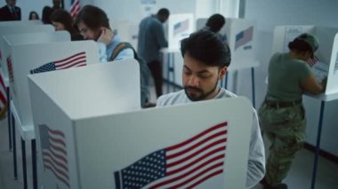 Kızılderili ve Amerikan vatandaşı oy kullanma merkezindeki kabinde oy kullanıyor. Birleşik Devletler 'de Ulusal Seçim Günü. ABD başkan adaylarının siyasi ırkları. Vatandaşlık görevi ve vatanseverlik. Dolly vurdu..