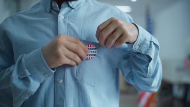 Eleitor Masculino Caucasiano Anônimo Homem Negócios Coloca Distintivo Com Logotipo — Vídeo de Stock