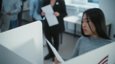 Çok ırklı Amerikan vatandaşları oy kullanma merkezindeki kabinlerde oy kullanırlar. Birleşik Devletler 'de Ulusal Seçim Günü. ABD başkan adaylarının siyasi ırkları. Vatandaşlık görevi ve vatanseverlik kavramı.