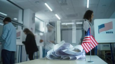Çok kültürlü seçmenler ve ABD halkı sandık merkezindeki oy kullanma kabinlerinde oy kullanıyor. Hintli adam oy pusulasını kutuya koyar. Amerika Birleşik Devletleri 'nde Ulusal Seçim Günü. Vatandaşlık görevi ve vatanseverlik kavramı.