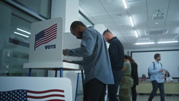 Homem Afro Americano Vota Cabine Escritório Estação Votação Moderna Dia — Vídeo de Stock