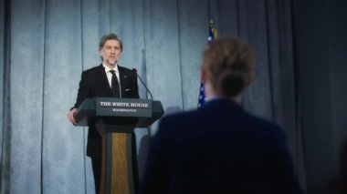 Amerika Birleşik Devletleri Başkanı gazetecilerin sorularını yanıtlıyor, röportaj veriyor. Amerikan cumhuriyetçi politikacı basın toplantısında gazetecilerle görüştü. Amerikan bayraklı arkaplan.