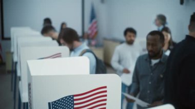 Çeşitli Amerikan vatandaşları oy kullanma merkezindeki kabinlerde oy kullanırlar. Birleşik Devletler 'de Ulusal Seçim Günü. ABD başkan adaylarının siyasi ırkları. Vatandaşlık görevi ve vatanseverlik kavramı.