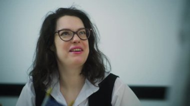 Kadın anket görevlisi oy kullanma merkezindeki kayıt masasında oturuyor, Afro-Amerikan vatandaşıyla konuşuyor ve gazete bülteni veriyor. Birleşik Devletler 'de seçim günü. Vatandaşlık görevi ve demokrasi.