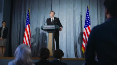 ABD Başkanı bir duyuru yaptı, gazetecilere sorularını yanıtladı ve basına röportaj verdi. Basın toplantısındaki performans sırasında Amerikalı cumhuriyetçi politikacı. Amerikan bayraklı arkaplan.