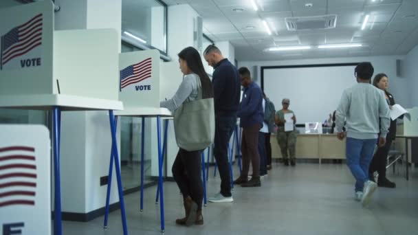 Diversi Cittadini Americani Votano Nelle Cabine Degli Uffici Dei Seggi — Video Stock