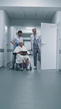 Profesyonel sıhhiyeciler kıdemli hastalarıyla birlikte sağlık dolabından çıkıyorlar. Genç doktor, yaşlı kadını hastane koridorunda asansöre taşıyor. Olgun doktor test sonuçlarını hastaya açıklıyor.