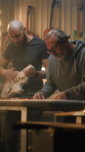 Deux Maîtres Travail Bois Font Guitare Bois Attachent Cou Guitare — Video