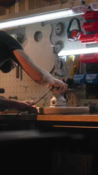 Profissional Artesão Masculino Polir Corpo Guitarra Madeira Mesa Usando Máquina — Vídeo de Stock
