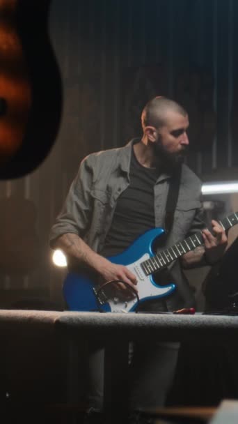 Homme Artisan Joue Guitare Connecté Ampli Combo Vérifie Son Carpenter — Video