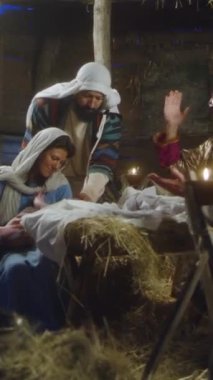 Wise Men 'in, Meryem ve Yusuf' un handa toplanıp Beytüllahim 'deki bebek İsa' yı överken çekilmiş dikey görüntüleri.