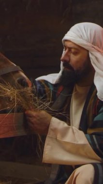 Aziz Yusuf 'un Beytüllahim' de Tanrı 'nın oğlunun doğumundan sonra ahırda samanla beslenen atının dikey görüntüsü.