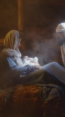 Joseph 'in Meryem Ana' yla konuşmasını ve Beytüllahim 'deki karanlık handa Tanrı' nın oğluna dokunuşunu düşün. Dikey çekim.
