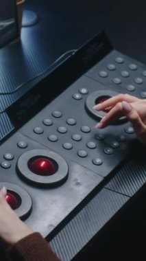 Kadın düzenleyici dijital renk derecelendirme kontrol paneli kullanır. Renkçi stüdyodaki bilgisayarda video veya fotoğraf renk düzeltmesi yapıyor. RGB renk tekerlekleri ve monitördeki seviyelerle görüntü ve program arayüzü.