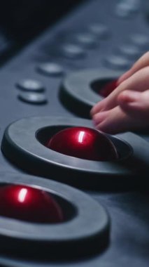 Düzenleyici dijital renk derecelendirme kontrol paneli kullanır, düğmelere basar, ayarları değiştirir. Renkçi stüdyoda video veya fotoğraf renk düzeltmesi yapıyor. Video veya film sonrası prodüksiyon süreci. Dikey