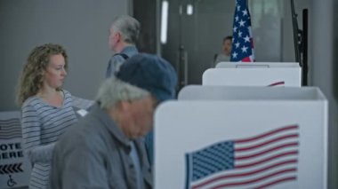 Çok kültürlü Amerikan vatandaşları oy kullanma merkezindeki oy verme kabinine geliyorlar. Birleşik Devletler 'de Ulusal Seçim Günü. Başkan adaylarının politik ırkları. Vatandaşlık görevi, vatanseverlik kavramı.
