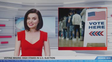 Stüdyodaki kadın haber spikeri Birleşik Devletler Başkanlık Seçim Günü 'nü canlı olarak aktarıyor. Video hikayesinde oy kullanma merkezinden özetler var. Siyasi TV programı için yayınların oynatılması.