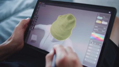 Odaklanmış genç, 3D modelleme programı kullanarak oyun karakteri için kıyafet çiziyor. Elinde tablet ve dijital kalemle odada oturan çocuk 3 boyutlu modeller yaratıyor. Oyun tasarımı ve geliştirme konsepti. Kapat..