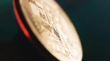 Bitcoin altın sikke koyu mavi arka planda döner. Dijital kripto para sanal para. Modern teknolojiyi engelleyin. P2P bitcoin ticareti. Eşler arası ödeme sistemi var. BTC logosu. Yakın çekim..