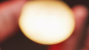 İsimsiz biri elinde Bitcoin altını tutuyor. Elektronik şifreleme sanal para. Modern teknolojiyi engelleyin. P2P bitcoin şifreleme. BTC logosu. İş ve yatırım. Kapat..