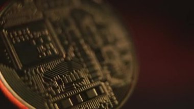 Kırmızı arka planda dönen altın bitcoin 'in kapağını kapatın. Elektronik şifreleme sanal para. Modern teknolojiyi engelleyin. P2P bitcoin ağı. BTC logosu. Madencilik ve yatırım kavramı.
