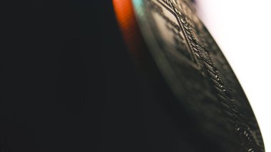 Dönen altın bitcoin 'in yavaş hareketi. Dijital kripto para sanal para. Modern teknolojiyi engelleyin. P2P BTC ticareti. Eşler arası ödeme sistemi var. Madencilik ve yatırım konsepti. Kapat..