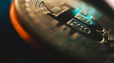 Dönen altın bitcoin 'in kapağını kapatın. Dijital kripto para sanal para. Modern teknolojiyi engelleyin. P2P BTC şifreleme. Eşler arası ödeme sistemi var. Finans, yatırım ve E-ticaret.