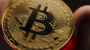 İsimsiz biri elinde Bitcoin altını tutuyor. Elektronik şifreleme sanal para. Modern teknolojiyi engelleyin. P2P bitcoin şifreleme. BTC logosu. İş ve yatırım. Kapat..
