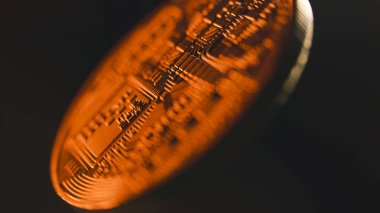 Siyah arka planda dönen altın bitcoin 'in yakın plan görüntüsü. Elektronik şifreleme sanal para. Modern teknolojiyi engelleyin. P2P bitcoin ağı. BTC logosu. Madencilik ve yatırım kavramı.