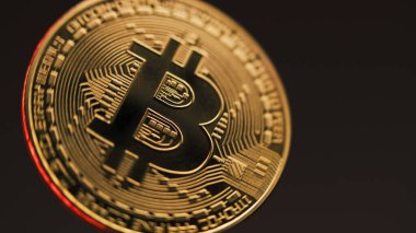 Kırmızı arka planda dönen altın bitcoin 'in kapağını kapatın. Dijital kripto para sanal para. Modern teknolojiyi engelleyin. P2P bitcoin ağı. BTC logosu. Madencilik ve yatırım kavramı.