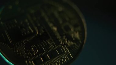 Koyu mavi arka planda dönen altın bitcoin 'in kapağı. Elektronik şifreleme sanal para. Modern teknolojiyi engelleyin. P2P bitcoin ağı. Eşler arası ödeme sistemi var. BTC logosu.