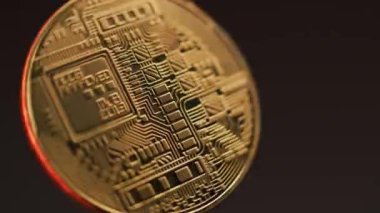 Kırmızı arka planda dönen altın bitcoin 'in kapağını kapatın. Dijital kripto para sanal para. Modern teknolojiyi engelleyin. P2P bitcoin ağı. BTC logosu. Madencilik ve yatırım kavramı.