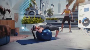 AR kulaklıklı kadın fitball ile egzersiz yapıyor. VR ekranında sanal antrenör, spor programı arayüzü ve fütürist şehrin görüntüsü var. Yapay zeka ve metaevren teknolojisiyle ev yapımı spor salonu.