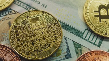 Altın bitcoin sikkeler ve Benjamin Franklin ile birlikte 100 dolarlık banknotlar. Kripto para ve kağıt para. 100 Amerikan doları ve sanal para birimi. Finans ve yatırım konsepti. Aşırı Yakın Çekim.