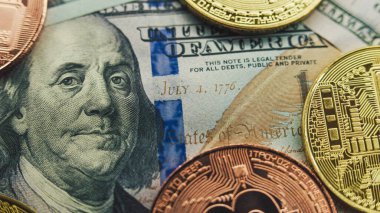 Altın bitcoin sikkeler ve Benjamin Franklin ile birlikte 100 dolarlık banknotlar. Kripto para ve kağıt para. 100 Amerikan doları ve sanal para birimi. Finans ve yatırım konsepti. Aşırı Yakın Çekim.