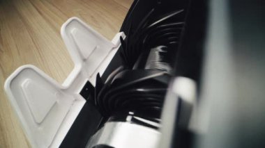 Para sayma makinesi yüz dolarlık banknotları sayar. Kağıt para için otomatik sayım ekipmanı. Değiş tokuş için para sayacı. 100 dolarlık banknotlar. Finans, yatırım ve bankacılık konsepti. Kapat..