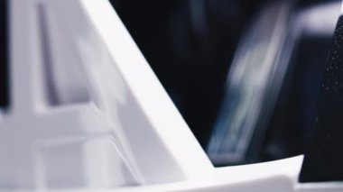 Nakit sayma makinesini kapat ödeme veya para değişimi için binlerce Hryvnia faturası say. Otomatik kağıt para sayma ekipmanı. Ukrayna para banknotları. Finans ve bankacılık kavramı.