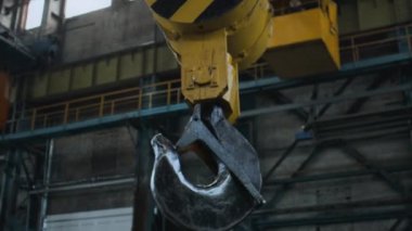 Büyük üretim vinci fabrikada, fabrikada ya da depoda taşınıyor. Ürünleri ve ağır yükleri taşımak için profesyonel endüstriyel ekipman. Ağır sanayi teknolojileri kavramı.