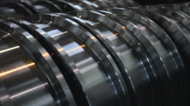 Ulaşım için hazırlanan profesyonel metal işçiliği sonrasında fabrikada, fabrikada, fabrikada veya depoda bulunan metal veya çelikten üretilen ürünleri kapatın. Ağır endüstri teknolojisi kavramı.