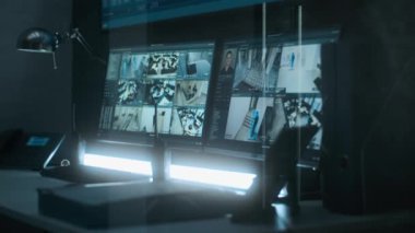 Karanlık modern izleme merkezindeki bilgisayar monitörlerinde yüz tanıma sistemi olan ofis güvenlik kameralarının güvenlik kamerası görüntüleri. CCTV operatörü veya sevkiyat için çalışma yeri.