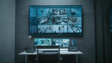 Bilgisayar monitörleri, tablet ekran ve ofisteki CCTV kameralarının güvenlik kamerası görüntülerini gösteren büyük dijital ekran. Modern izleme merkezinde güvenlik işçisi veya operatör için çalışma yeri.