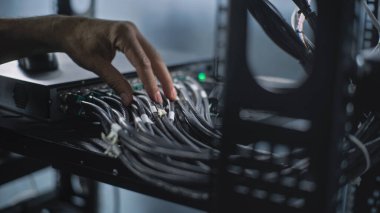 Kabloları sunucu rafına bağlayan, sunucu odasında çalışan sistem yöneticisini kapat. LAN ya da web sunucularının bakımı. Bilgi sistemleri ve ağların işletilmesi. Veri depolama merkezi.