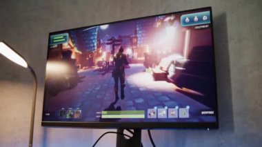 Çevrimiçi 3D video oyunu ile bilgisayar ekranını kapat: Kadın kahraman silahı ile koşar. Üçüncü şahıs nişancı oyunu. Profesyonel oyuncu Esports şampiyonasına katılır. Evde oyun oynamak..