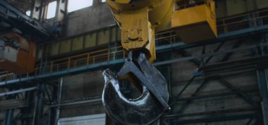 Ürünleri ve ağır yükleri taşımak için profesyonel endüstriyel ekipman. Büyük üretim vinci fabrikada, fabrikada ya da depoda taşınıyor. Ağır sanayi teknolojileri kavramı.