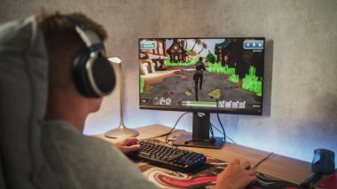Kulaklık takan beyaz bir genç internette video oyunu oynuyor, boş zamanlarını evde geçiriyor. Profesyonel genç oyuncu bilgisayarda üç boyutlu üçüncü şahıs nişancı oyunlarından hoşlanır. Oyun ve Spor.